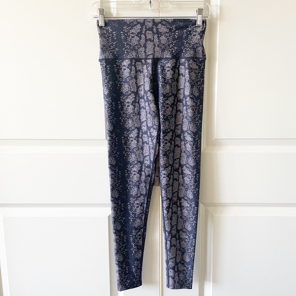 SoulCycle High Rise Milestone Sknakeskin Leggings Size Small - Picture 10 of 10